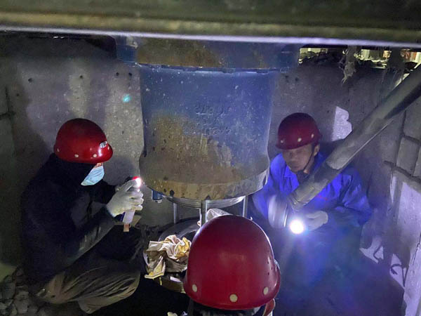 矸石項(xiàng)目部開展設(shè)備維保工作  矸石項(xiàng)目部開展設(shè)備維保工作