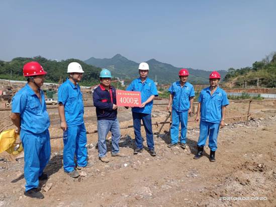 安徽金磊礦業(yè)公司副經(jīng)理到公司金磊項目部開展高溫慰問 安徽金磊礦業(yè)公司副經(jīng)理到公司金磊項目部開展高溫慰問