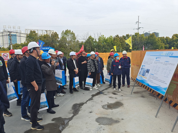 經(jīng)開(kāi)區(qū)多家單位觀摩銅箔三期項(xiàng)目 經(jīng)開(kāi)區(qū)多家單位觀摩銅箔三期項(xiàng)目